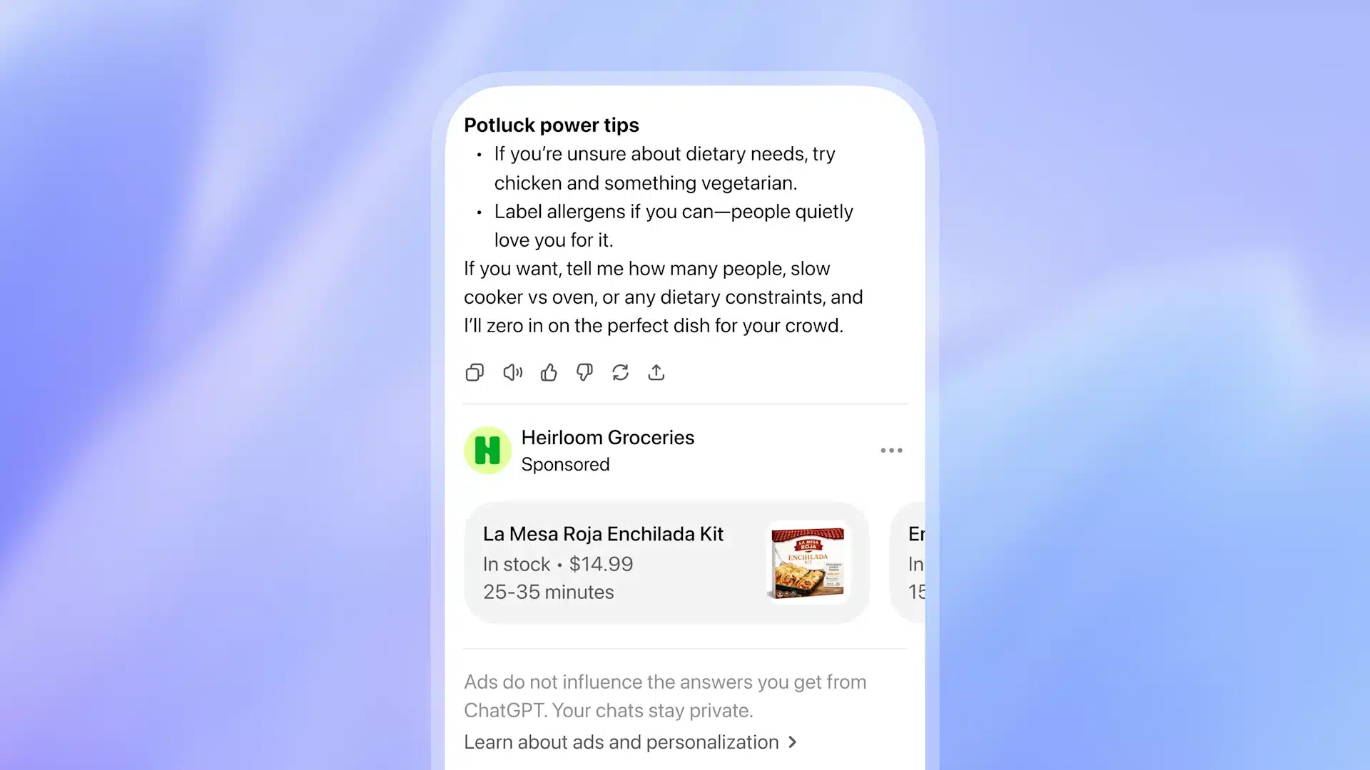 Tela de celular com uma resposta do ChatGPT sobre dicas para levar um prato a um almoço coletivo. A resposta termina, aparece uma linha divisória e, abaixo dela, o bloco do anúncio: o nome da empresa Heirloom Groceries com a palavra Sponsored embaixo, seguido de um card de produto com La Mesa Roja Enchilada Kit, In stock, 14,99 dólares e 25 a 35 minutos. No rodapé, o aviso: os anúncios não influenciam as respostas que você recebe do ChatGPT, e suas conversas permanecem privadas.